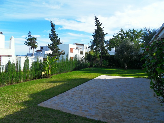 villa entourée de jardin