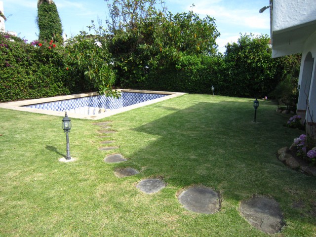piscine entourée d'un jardin